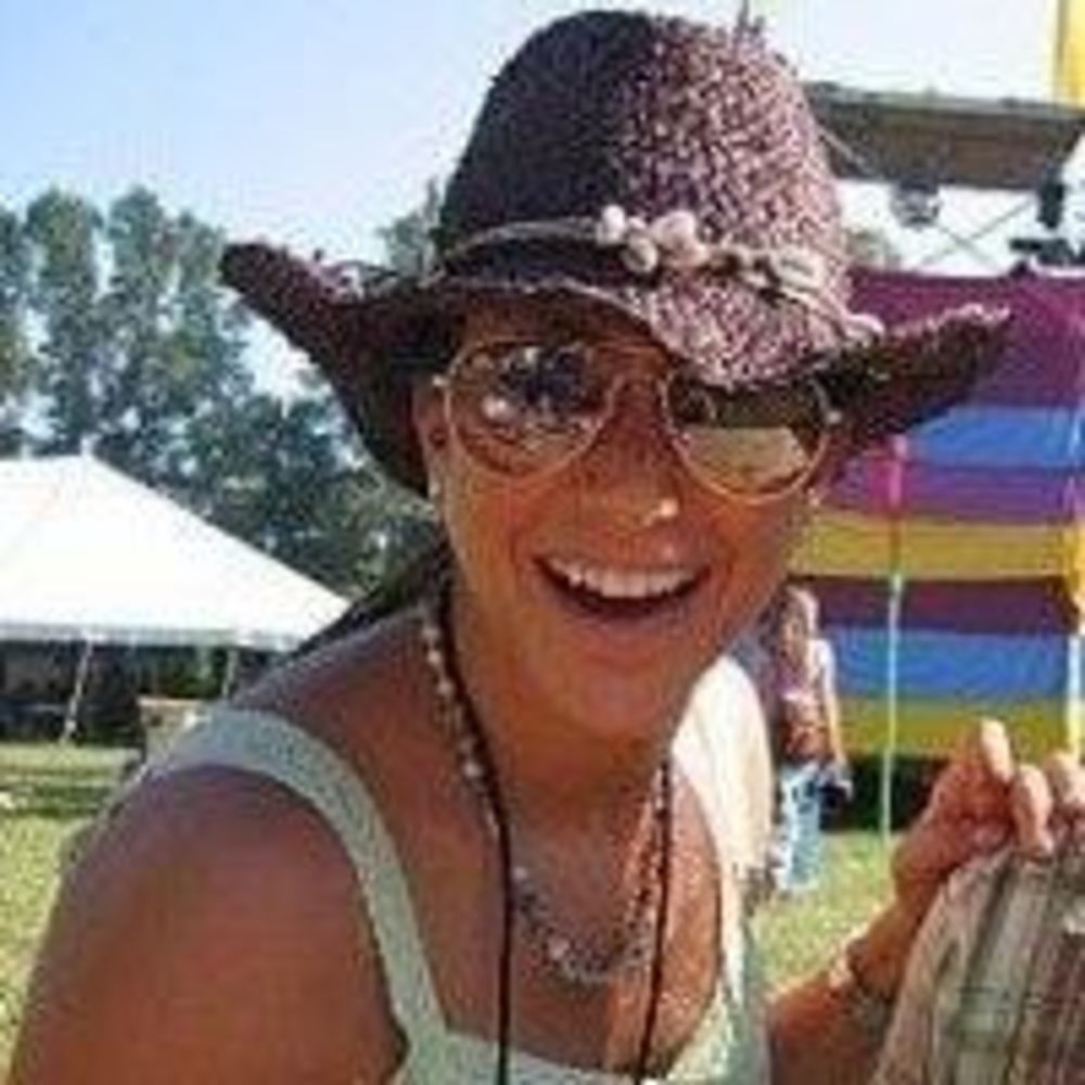 Meet your Posher, Lora